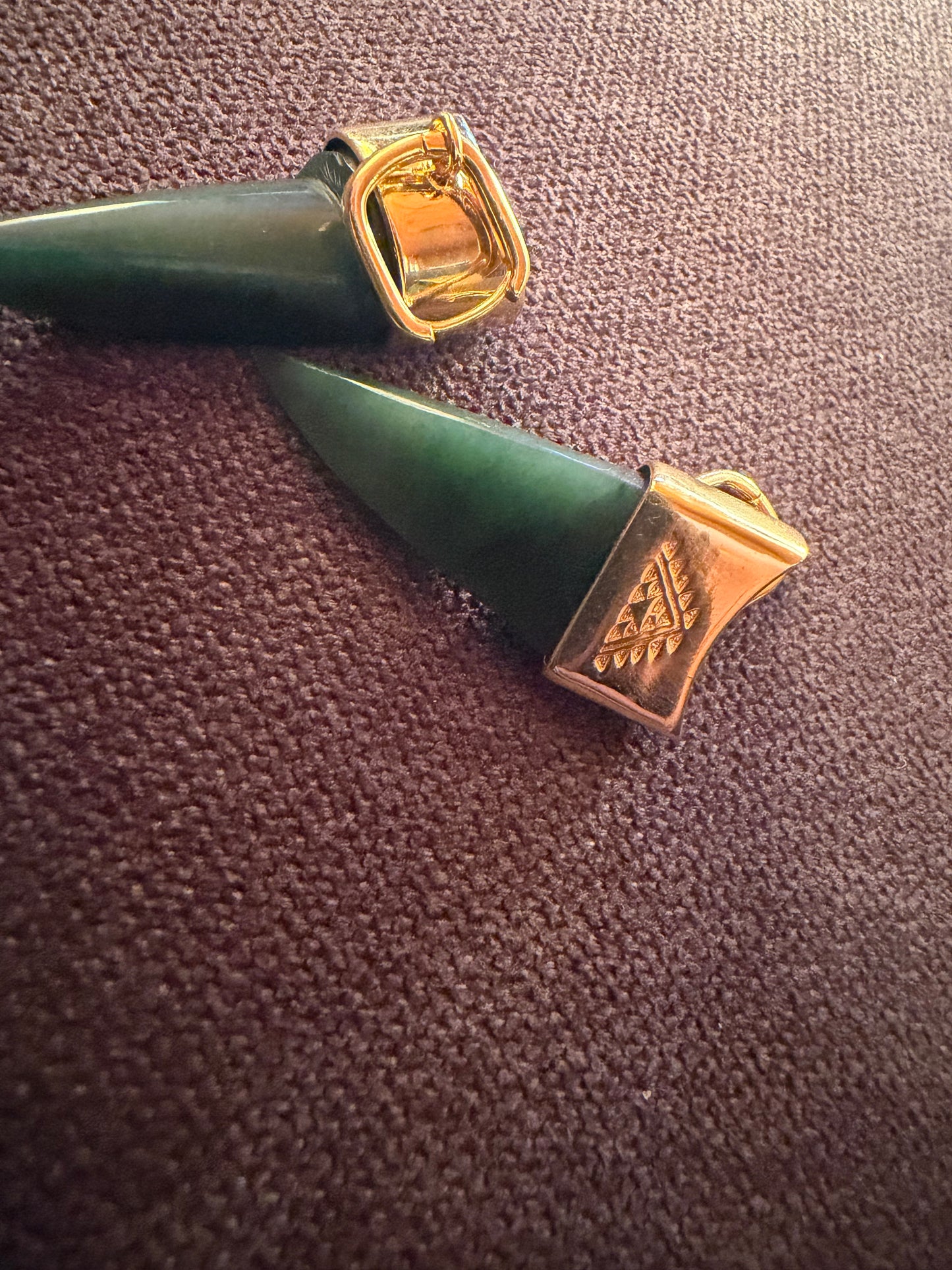 Foward facing large pounamu mako
With niho taniwha stamp.
Only x3 available
18k gold plated