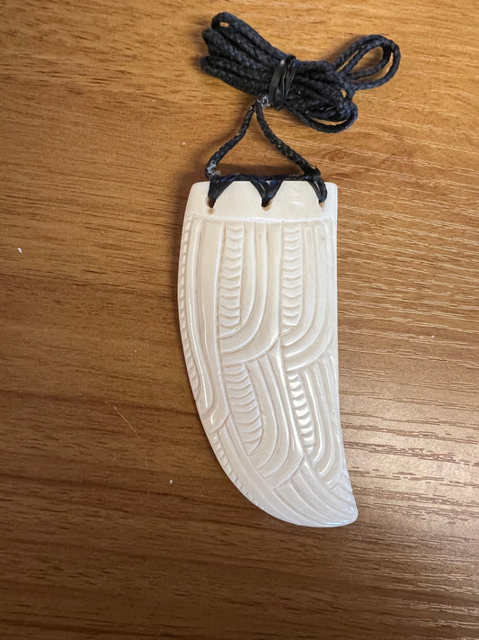 Rei puta bone carving necklace